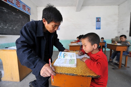 图片故事)(2)驼背教师杨怀拴--用脊梁撑起山村