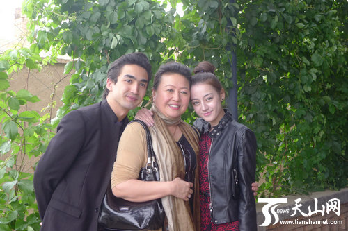 《阿娜尔罕》剧组回访拍摄地吐鲁番受乡亲热