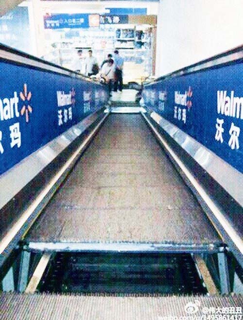 宜昌沃尔玛电梯检修少块梯板 七旬老太踩空坠亡