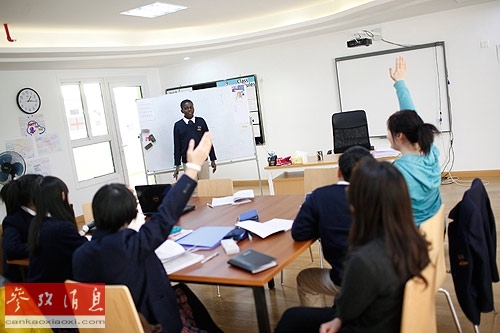 10日，常州牛津国际公学的中外学生正在课堂上进行交流。（路透社）