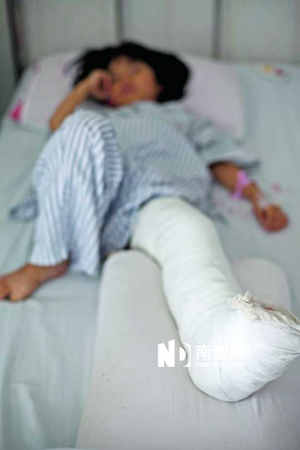 左小腿被撞骨折的7岁女童仍在医院接受医疗。南都记者 黎湛均 实习生 梁莹菲 摄