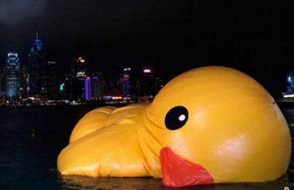 香港“大黄鸭”倒在水中。来源:中新网