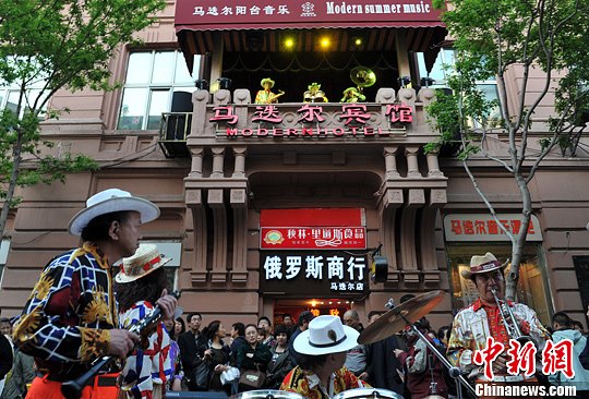 "马迭尔阳台音乐会"在哈尔滨百年老街开幕(组图)