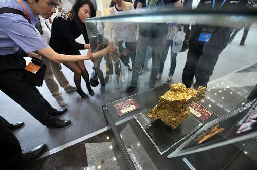 5月16日，观众在参观中国（长沙）国际矿物宝石博览会上展出的宝石。新华社记者 龙弘涛 摄