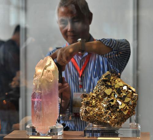 5月16日，观众在拍摄中国（长沙）国际矿物宝石博览会上展出的宝石。新华社记者 龙弘涛 摄