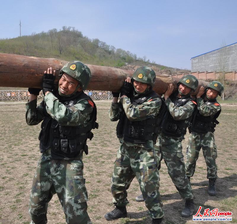 高清:武警吉林总队10支特战分队全副武装展开比武; 武警全副武装图片