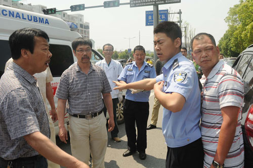 肇事追尾撞人还逃逸傲慢司机遭群众群殴