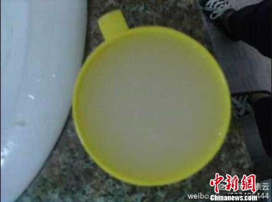 图为：浙江平阳县一高中的自来水，被调侃为“牛奶”。 网友拍摄 摄