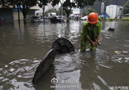 南方暴雨洪涝风雹灾害致10省33人死亡12人失