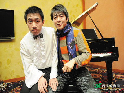 丛宇翔与郎朗的合影。日新学校提供