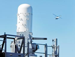 快炮雄威一架海军S70C直升机飞越海军马公舰方阵快炮上空。（吕昭隆摄）
