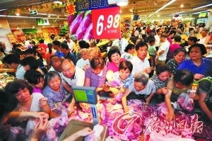 昨日,小蛮腰商圈首家大型超市开业,市民抢购低价猪肉.记者王燕 摄
