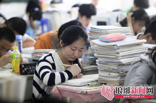 在临沂一中,高三的学生正在埋头学习记者廖杰摄