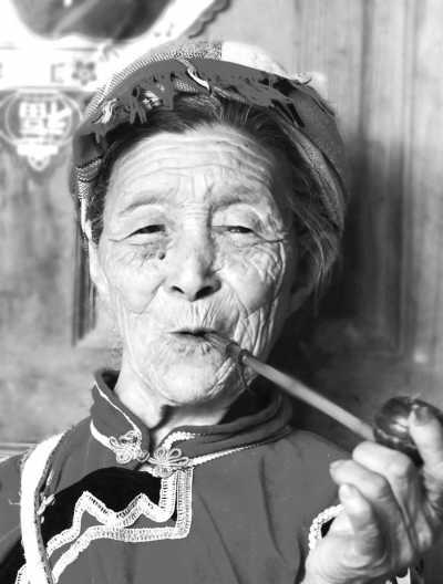 从2008年开始，截止到2012年7月1日，中国百岁老人一直呈现上升趋势。在这上升的过程中，百岁老人性别结构、城乡比例和区域分布形成了一个“三多”趋势。