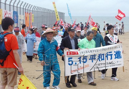 5月17日上午，呼吁保护边野古沿海的民众在冲绳县名护市美军施瓦布军营外冒雨举行了和平游行。