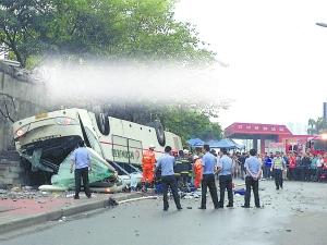 重庆一客车掉4米高桥下 10余名目击者冲去救人(组图)