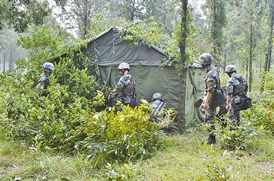 解放军野外驻训不再建野营村 横幅彩旗消失(图)