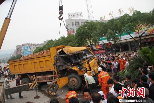 5月17日17时20分左右，在江西省遂川县城汽车站附近发生一起交通事故，消防官兵在车祸现场施救，车祸致造成两学生一死一伤。李建平 摄