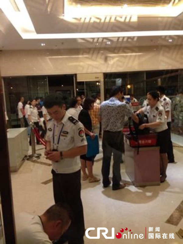 广州重庆机场遭威胁 部分航班备降或延迟(高清