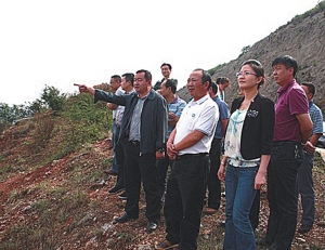 花园城市   经报讯(通讯员 刘鸿光)近日,中共泸西县委书记王家林,县长