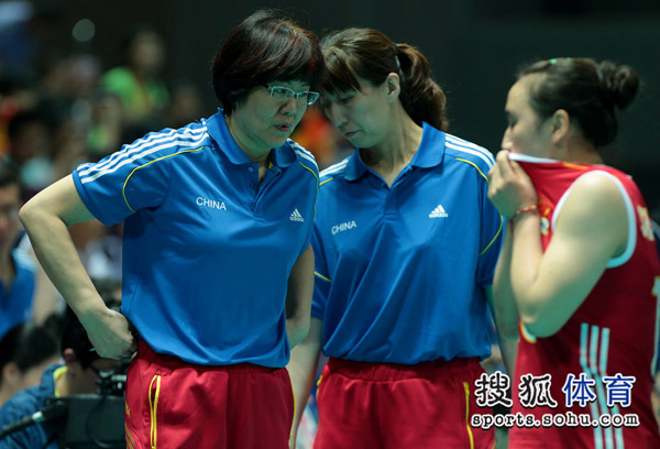图文:中国女排3-0横扫泰国 郎平赖亚文交流
