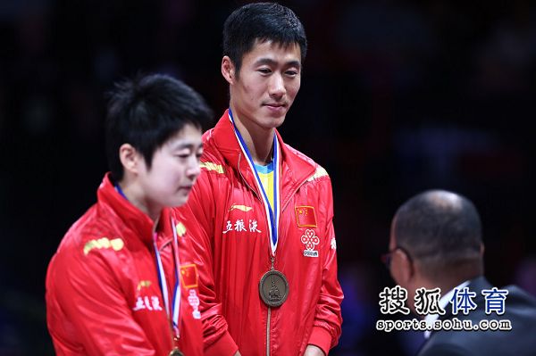 图文:世乒赛朝鲜组合混双夺冠 大力饶静文领奖