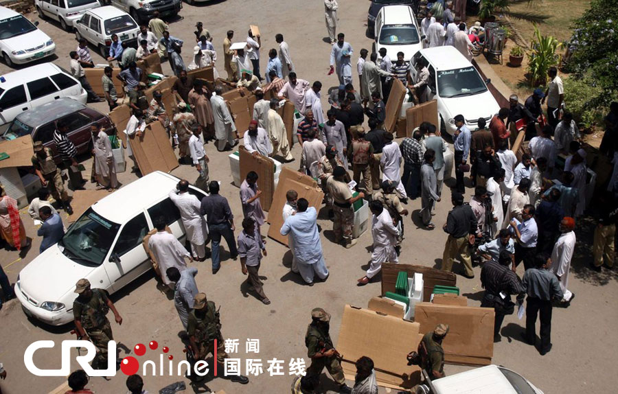 当地时间2013年5月18日，巴基斯坦卡拉奇，巴基斯坦士兵正在巡逻。因巴基斯坦多个政党就选举舞弊和操纵选票等问题提出申诉，选举委员会已下令卡拉奇等地区重新投票。