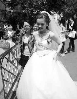 25岁护士新娘穿着婚纱去考试(组图)