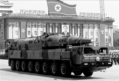 2012年4月15日在朝鲜平壤金日成广场阅兵式上拍摄的装载有导弹的车辆。新华社发
