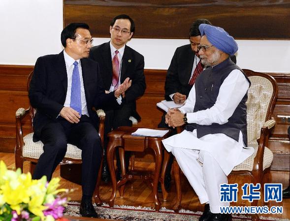 5月19日，中国国务院总理李克强在新德里与印度总理辛格小范围会见。 新华社记者 李涛