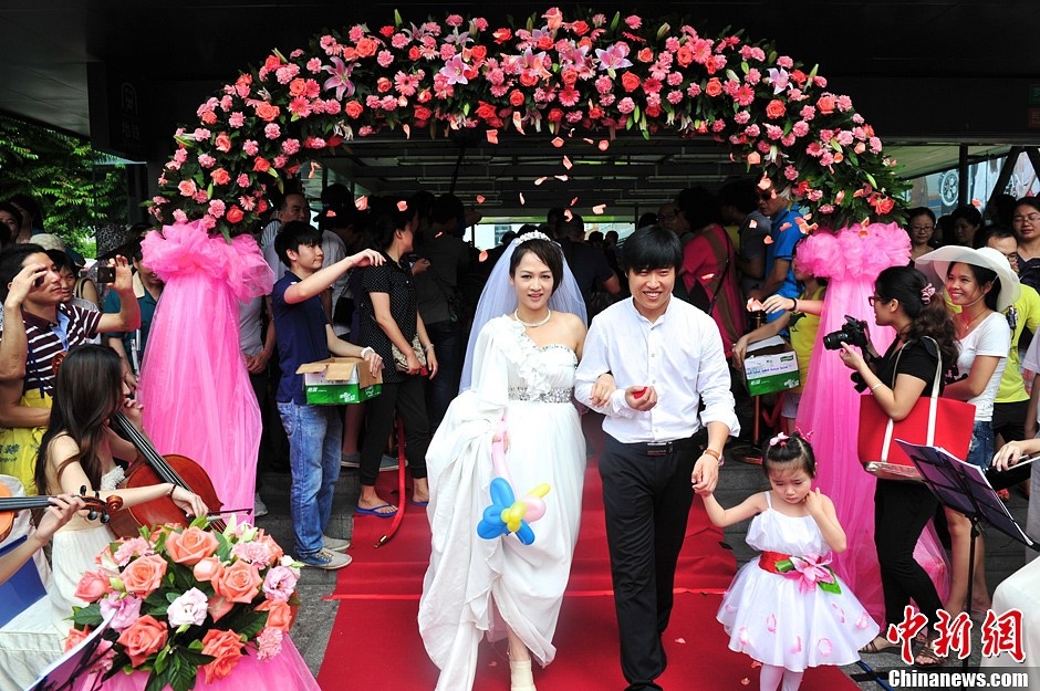 高清组图:深圳20对新人乘地铁参加集体婚礼