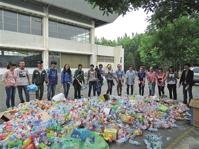 一帮大学生,怎么光捡瓶子啊?(图)