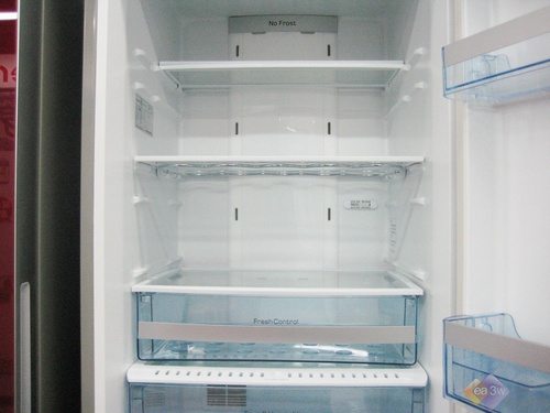 这款卡萨帝冰箱采用了风冷无霜，使冷藏室的食物保鲜持久，让冷冻室的食物迅速均匀冻透。无霜制冷，免去了除霜的烦恼，让精致生活得到了细心的呵护。