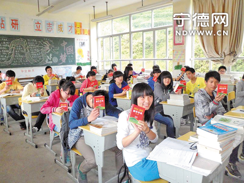 媒体新闻滚动_搜狐资讯   5月14日,福鼎八中九年级每一位学生都免费领