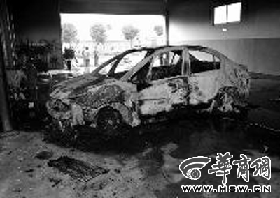 汽修厂里被行凶男子烧毁的汽车 本报记者 李赢 摄