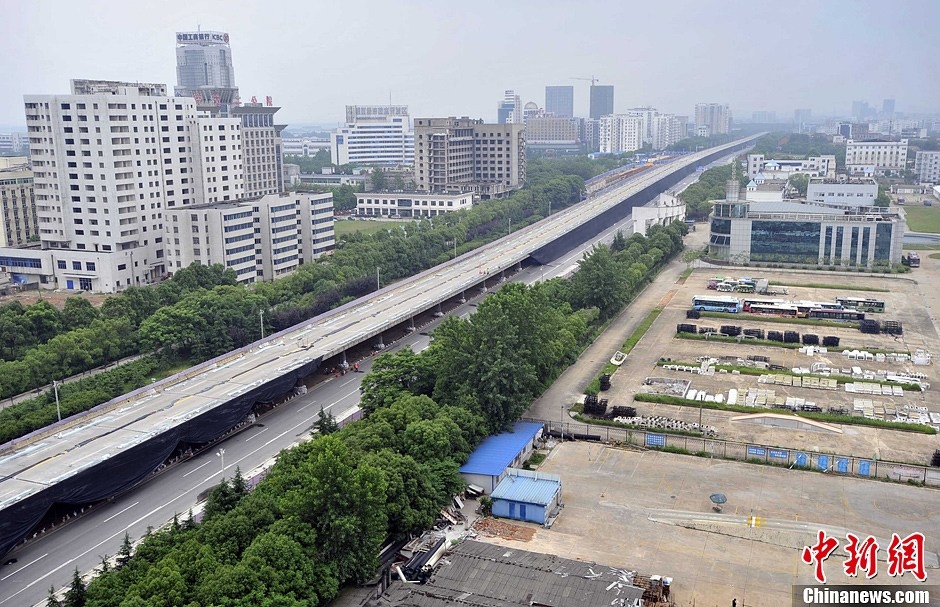 5月18日晚10时,位于湖北武汉东风大道的沌阳高架桥进行了爆破拆除.