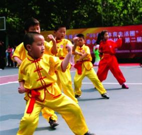 8岁的陈天乐和小伙伴一起打“十步拳”。 姚勤毅 摄