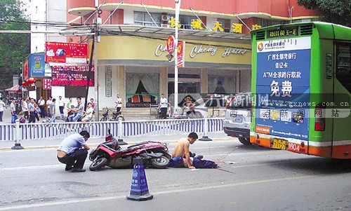 南宁 电科 :女子摔下电动车被经过车辆碾压头部