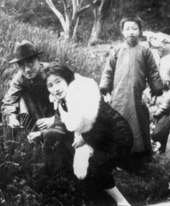 陆小曼和徐志摩在花园中