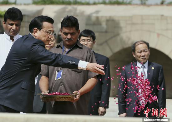 当地时间5月20日，中国国务院总理李克强前往位于印度新德里东北部朱木拿河畔的甘地墓敬献花圈。