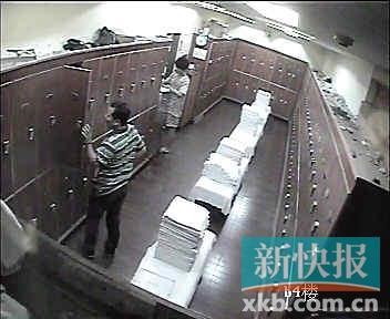 他们承包下男宾更衣室后偷配万能钥匙,趁顾客更衣后"大大方方"地开柜