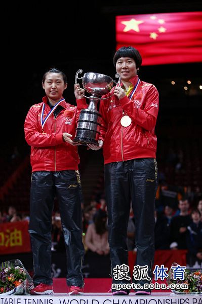 图文:郭跃/李晓霞女双三连冠 郭跃李晓霞捧杯