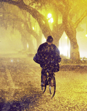 广州滨江路,一位市民冒着暴风雨骑车回家.