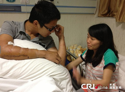 5月7日晚上，记者在成都的四川省人民医院首次见到乐崇华和陈敏夫妇俩  摄影：黎萌