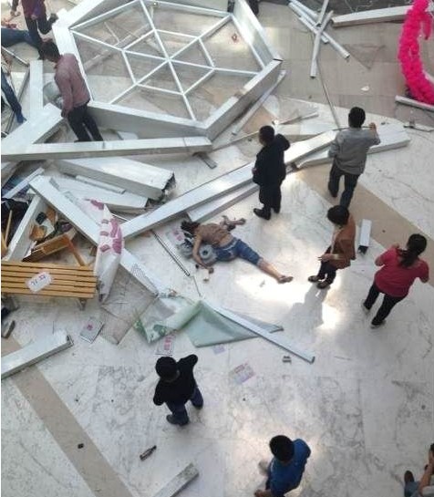日照莒县一购物中心顶棚塌落 女子被砸身亡(图)