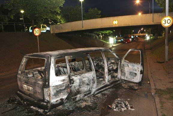 瑞典一群少年放火焚烧斯德哥尔摩郊区的一所学校和近百辆汽车