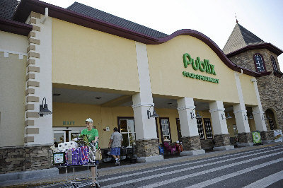 5.9亿没有劲球彩票在佛州小镇泽弗希尔斯一家超市售出，许多媒体20日赶到这家幸运商店采访。