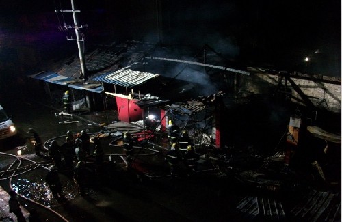 成都二仙桥北路临街铺面凌晨突发火灾 致2人死