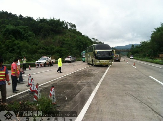 广昆高速g80梧州段发生山体滑坡致高速路受阻(图)