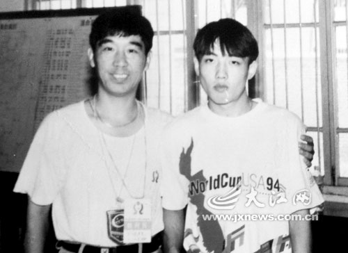 1994年全国锦标赛时,何顺贵(左)与刘国梁合影